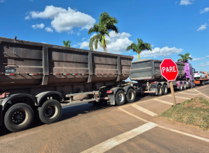 Motoristas bloqueiam travessia durante pare e siga na BR-163 e geram reclama&ccedil;&otilde;es em S&atilde;o Gabriel 