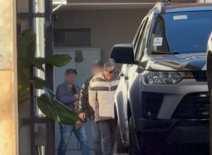 Quatro suspeitos s&atilde;o presos em opera&ccedil;&atilde;o por morte de mulher encontrada com tiro na testa