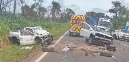 Duas pessoas morrem ap&oacute;s ve&iacute;culos baterem de frente na BR-163
