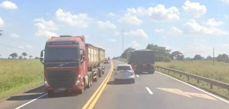 Irm&atilde;o de ex-deputado e esposa morrem ap&oacute;s carro aquaplanar e bater em guard rail