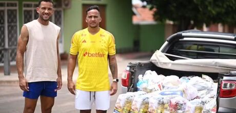 Ap&oacute;s jogo solid&aacute;rio, goleiro Rodolfo e zagueiro Rodrigo doam cestas b&aacute;sicas em Coxim