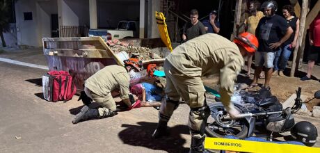 Motociclista colide em ca&ccedil;amba ap&oacute;s ser atingido por carro em Coxim
