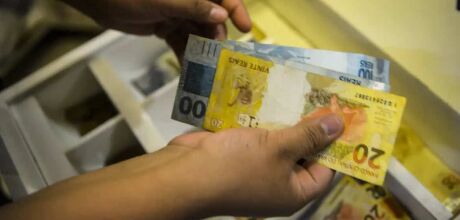 Infla&ccedil;&atilde;o que calcula reajuste do sal&aacute;rio m&iacute;nimo fica em 4,84%
