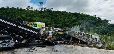 Motorista suspeito de causar acidente com &ocirc;nibus em MG se entrega &agrave; pol&iacute;cia