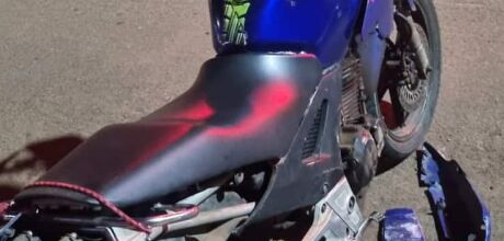 Colis&atilde;o em caminhonete estacionada deixa motociclista com fratura exposta, em S&atilde;o Gabriel do Oeste