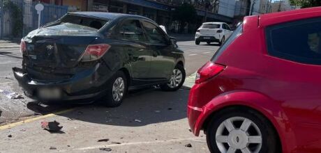 Homem morre esmagado ap&oacute;s perder controle da dire&ccedil;&atilde;o e bater carro em dois ve&iacute;culos estacionados