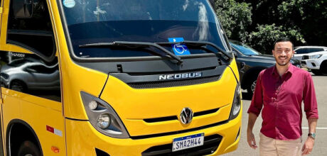 Com 30 dias de mandato, Prefeito Delegado Murilo conquista &ocirc;nibus escolar
