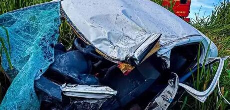 Batida frontal entre carro e carreta mata motorista de 30 anos na BR-267
