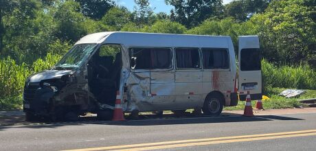 Passageira morre em colis&atilde;o entre van e carreta na BR-163
