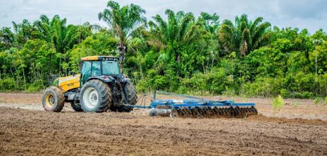 Tecnologia no campo: Aquisi&ccedil;&atilde;o de plantadeira de mandioca beneficia agricultores