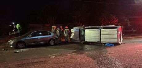 Motorista b&ecirc;bado bate em 4 ve&iacute;culos, uma &aacute;rvore, um poste e tomba caminhonete em MS 