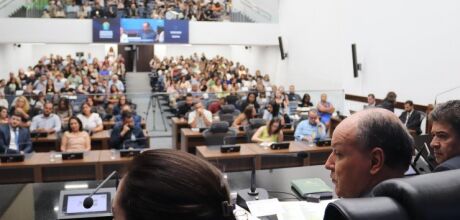 ALEMS debate desafios da educa&ccedil;&atilde;o e regulamenta&ccedil;&atilde;o do uso de celulares nas escolas
