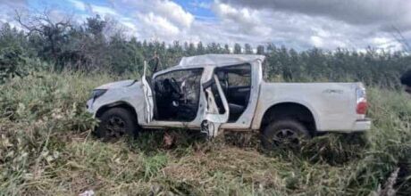 Moradores de Coxim ficam feridos em capotamento de caminhonete na BR-060