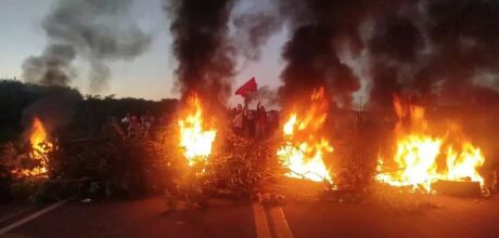 MST bloqueia BR-163 em Campo Grande cobrando respostas do governo sobre reforma agr&aacute;ria
