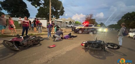 Colis&atilde;o entre motocicletas deixa dois feridos em frente ao Hospital Regional de Coxim
