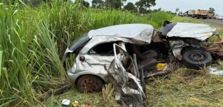 Crian&ccedil;a morre ap&oacute;s carro em que estava com a fam&iacute;lia bater em caminh&atilde;o na BR-267