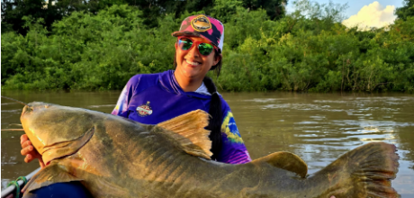 Pescadora fisga ja&uacute; de 1,47m no rio Miranda e protagoniza emocionante cena