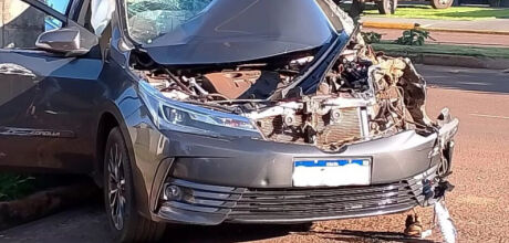 Corolla fica destru&iacute;do ap&oacute;s bater em caminh&atilde;o e acertar poste em Chapad&atilde;o do Sul

