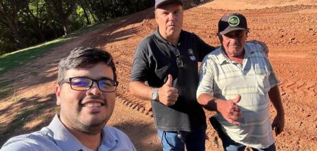 Vereador Yhgor Chagas acompanha o in&iacute;cio da recupera&ccedil;&atilde;o de diversas ruas sem asfalto em Rio Verde