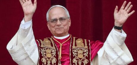Robert Francis Prevost &eacute; eleito como Le&atilde;o XIV e promete continuidade ao legado de Francisco
