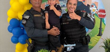 Menino de 3 anos realiza sonho de conhecer quartel da PM e recebe surpresa em anivers&aacute;rio