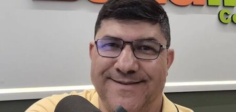 Samuel Oliveira: 36 Anos no Ar - A Vida, a Paix&atilde;o e os Bastidores da Voz Mais Marcante de Coxim