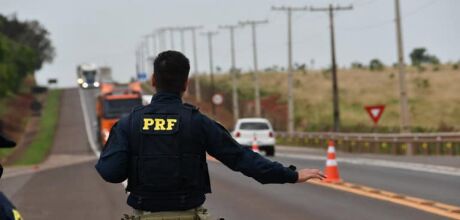 PRF prende homem com documento falso e dois mandados de pris&atilde;o na BR-267, em MS
