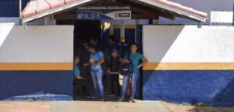 Escola &eacute; invadida, furtada e depredada por adolescentes em MS