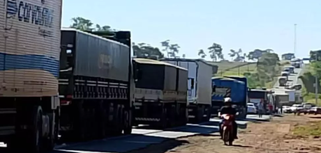 Professor morre em colis&atilde;o entre moto e caminh&atilde;o na BR-158
