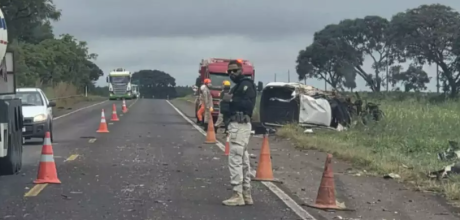 Motorista morre e 2 ficam feridos ap&oacute;s picape invadir pista e bater em caminh&atilde;o