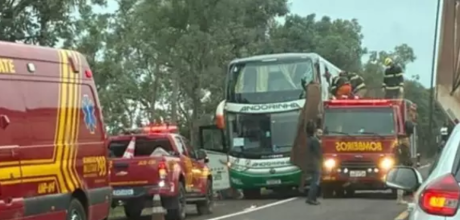 Barra de ferro atravessa &ocirc;nibus de turismo na BR-262 e mata duas pessoas
