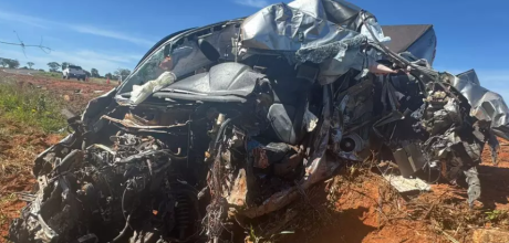 Motorista de 42 anos morre ap&oacute;s caminhonete colidir com caminh&atilde;o na MS-112
