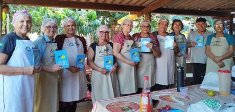 Curso pr&aacute;tico de processamento de mam&atilde;o re&uacute;ne agricultores em assentamento de Terenos
