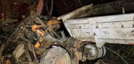Caminh&atilde;o fica totalmente destru&iacute;do e motorista morre preso em ferragens pr&oacute;ximo de Pedro Gomes
