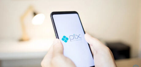 Banco n&atilde;o liga: Novo golpe do Pix controla celular da v&iacute;tima e limpa a conta
