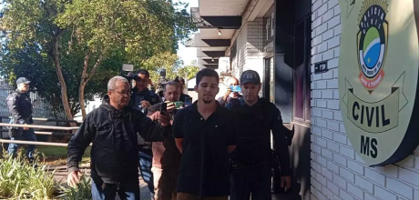 Ap&oacute;s matar a m&atilde;e a facadas, homem &eacute; preso em ponto de drogas
