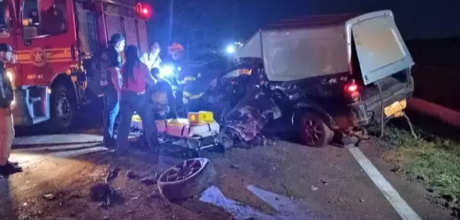 Acidente entre picape e carreta carregada de milho deixa seis feridos, incluindo tr&ecirc;s crian&ccedil;as