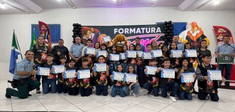 Pol&iacute;cia Militar realiza formatura do PROERD em escolas particulares de Coxim