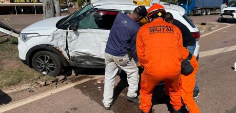  Colis&atilde;o entre carreta e carro deixa mulher ferida na BR-163 em Coxim
