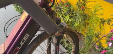 Crian&ccedil;a de 2 anos morre ao cair de bicicleta el&eacute;trica com a m&atilde;e em MS