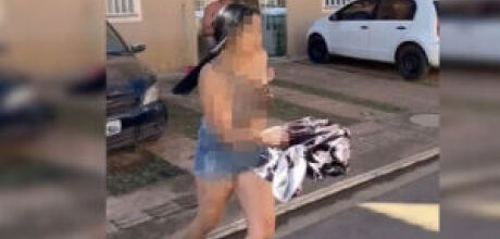 Homem em surto agride fam&iacute;lia, bate na m&atilde;e e a chama de "vadia"