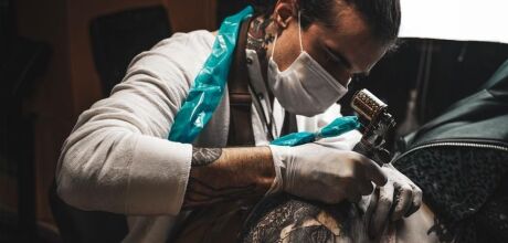                   CFM pro&iacute;be uso de anestesia geral para tatuagens 