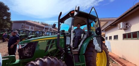 Coxim e mais 11 munic&iacute;pios de MS s&atilde;o contemplados com 14 tratores para agricultura familiar