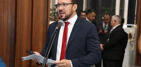 Projeto determina que unidades de sa&uacute;de e
escolas informem sobre o v&iacute;cio em internet
