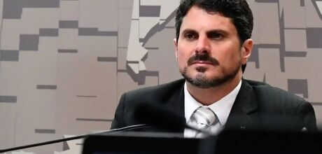 Senador Marcos do Val &eacute; levado para colocar tornozeleira eletr&ocirc;nica

