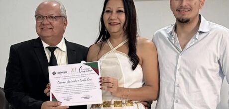 C&acirc;mara Municipal entrega Mo&ccedil;&atilde;o de Congratula&ccedil;&atilde;o &agrave; servidora p&uacute;blica Carmem Auxiliadora Santa Cruz