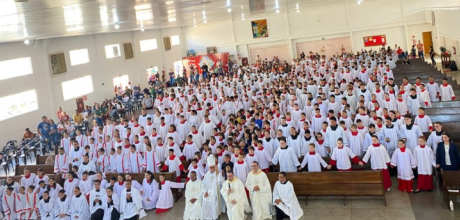 Coxim se torna palco de f&eacute; e uni&atilde;o ao receber mais de 600 coroinhas e ac&oacute;litos em encontro diocesano