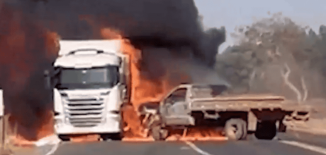 Colis&atilde;o frontal entre carreta e caminhonete causa inc&ecirc;ndio e interdi&ccedil;&atilde;o na MS-377 em Inoc&ecirc;ncia
