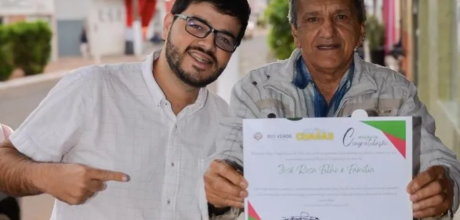 Ver. Yhgor homenageia comerciante Z&eacute; Rosa e fam&iacute;lia pela dedica&ccedil;&atilde;o de mais de 40 anos ao com&eacute;rcio
