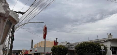Frente fria muda o tempo em Coxim: 60% de chance de chuva e queda nas temperaturas marcam a segunda